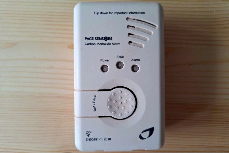 Typowy czujnik czadu instalowany w domach w Wielkiej Brytanii.